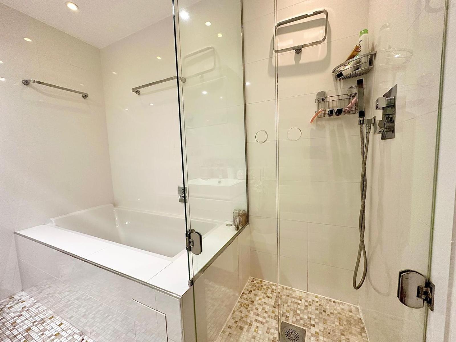 2 Bedroom Sea View Gallia Centre Parking *