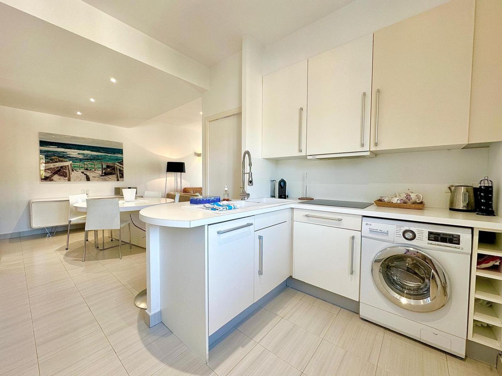 2 Bedroom Sea View Gallia Centre Parking *